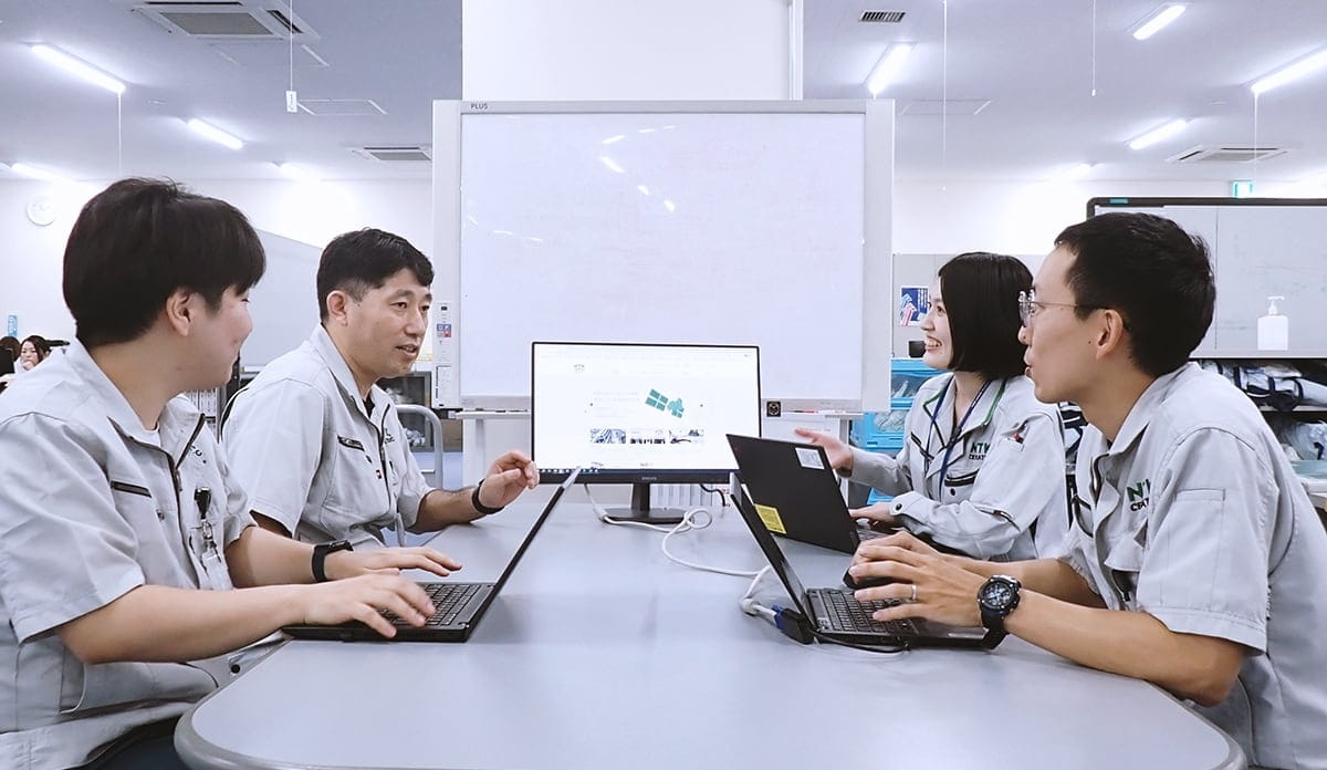 仙台工場で働く様子