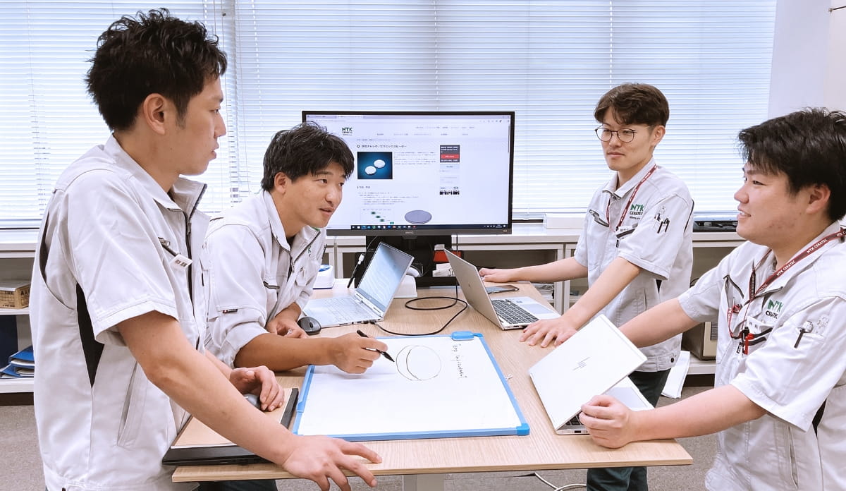 仙台工場で働く様子